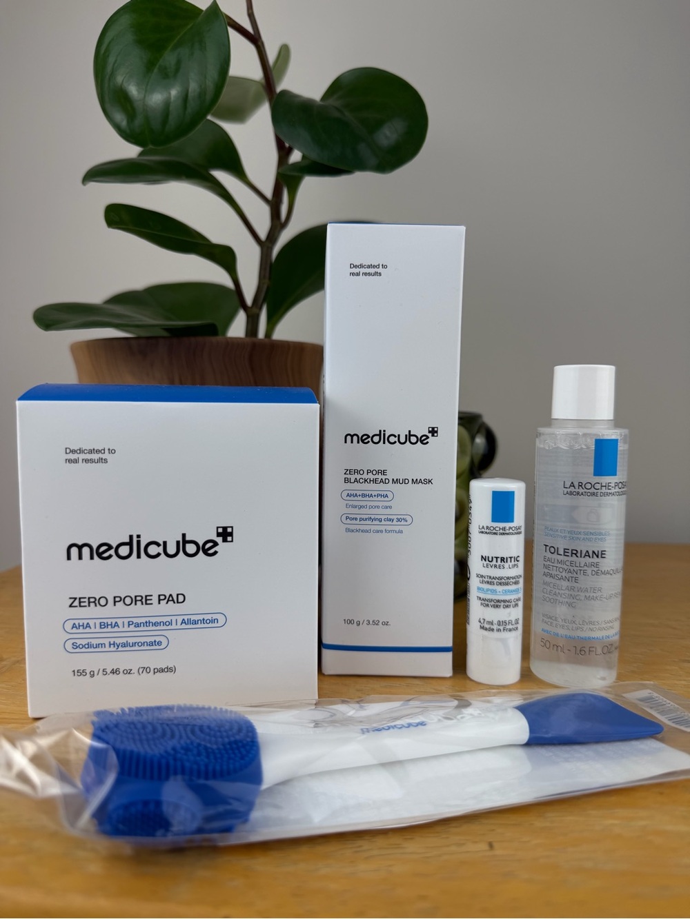 The Deep Clean & Pore Refining Bundle Medicube, LaRoche Posay + Gift